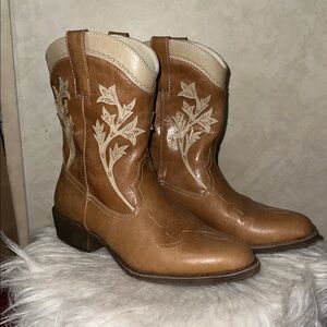Brown Western Cowboy Boots with Embroidered Design